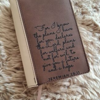 Bijbelhoes Vegan Leather Mocca (incl. gravure) voor de JB Schoolbijbel
