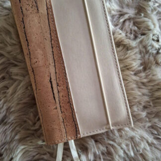 Bijbelhoes Vegan Leather Sand icm met kurk voor de JB Schoolbijbel