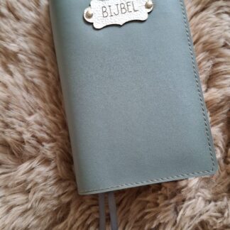 Zij Lacht Bijbel (1e uitgave): Bijbelhoes Vegan Leather oud groen incl. luxe label