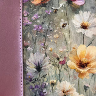 Bijbelhoes Bijbelhoes Kunstleer met print weidebloemen en bijen incl. lila rug