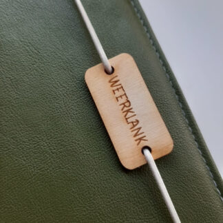 Houten label 'WEERKLANK' (groot)