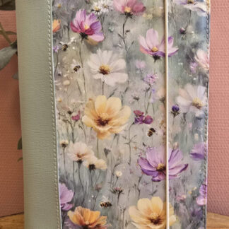 Zij Lacht Bijbel (1e uitgave): Bijbelhoes Kunstleer met print weidebloemen en bijen