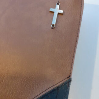 HSV met psalmen 13,5 cm(2017): Bijbelhoes Vegan leather Cognac met schuine hoeken van kurk jeans