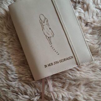 BMU 20,8:Bijbelhoes Vegan Leather Sand incl. gravure