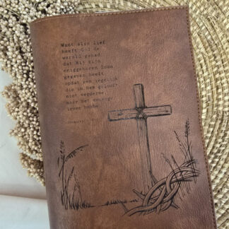 BGT huisbijbel 21,5x33: Bijbelhoes Vegan Leather Cognac incl. gravure Art by Claudia