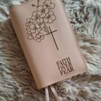 Zij Lacht Bijbel NBV21: Bijbelhoes Vegan Leather Zacht Peach incl. gravure