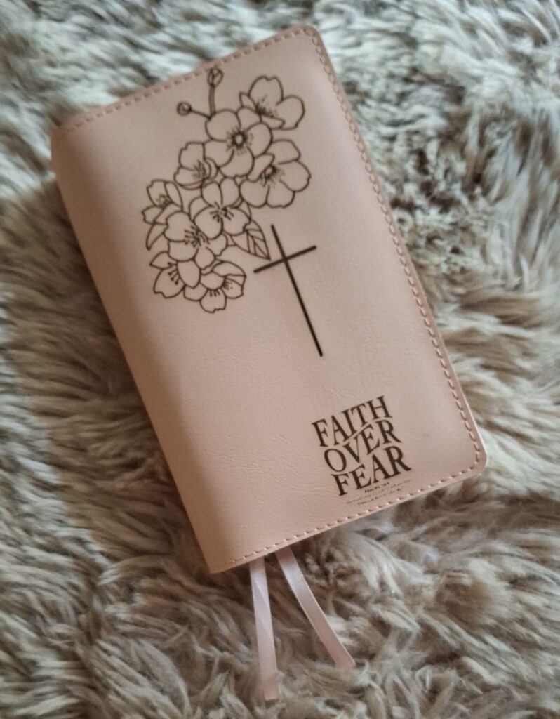 Zij Lacht Bijbel NBV21: Bijbelhoes Vegan Leather Zacht Peach incl. gravure