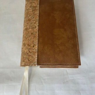 BGT 18.8 X 29.3: Bijbelhoes Vegan Leather Cognac met kurk rug