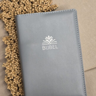 Zij Lacht Pocket Bijbelhoes Leer IJSBLAUW incl. logo