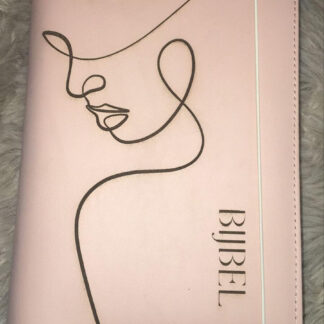 Zij Lacht Bijbel NBV21: Bijbelhoes Vegan Leather Zacht Peach incl. gravure