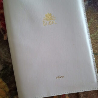 Zij Lacht Bijbel NBV21: Bijbelhoes leer off white incl. gravure Zij Lacht Logo