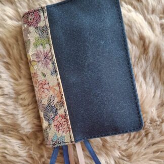Zij Lacht Bijbel Pocketbijbel: Bijbelhoes vintage leer blauw incl. bloemen rug