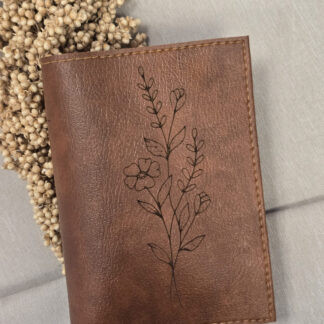 Zij Lacht Pocket Bijbelhoes Vegan Leather Cognac incl. gravure