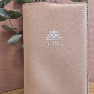 Zij Lacht Pocket Bijbelhoes Vegan Leather Zacht Peach incl. logo