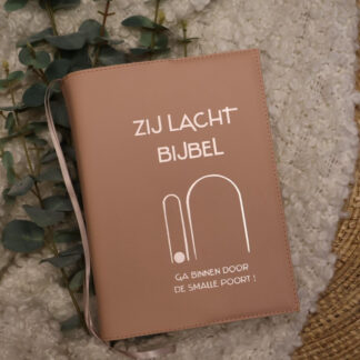 Zij Lacht Bijbel NBV21: Bijbelhoes Vegan Leather Zacht Peach incl. opdruk