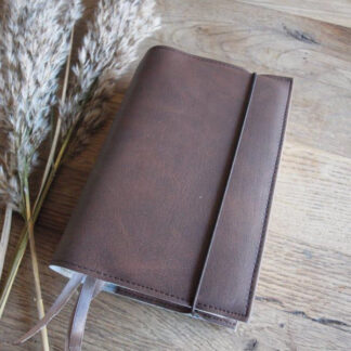 GBS zakbijbel hoogte 12,8 cm x omtrek (3 zijdes, zonder blz): 21 cm Bijbelhoes bruin vegan