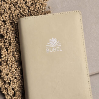 Zij Lacht Pocket Bijbelhoes Leer BEIGE incl. logo