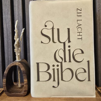 Zij Lacht Studiebijbel: Bijbelhoes Vegan Leather Sand incl.gravure