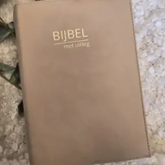 Zij Lacht Bijbel HSV: Bijbelhoes Vegan Leather Sand incl. opdruk goud Zij Lacht Logo