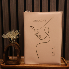 Zij Lacht Bijbel: Bijbelhoes Vegan Leather Zacht Peach incl. gravure