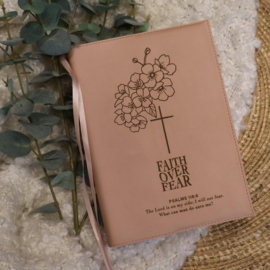 Zij Lacht Bijbel: Bijbelhoes Vegan Leather Zacht Peach incl. gravure