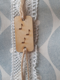 Houten label met muzieknoten