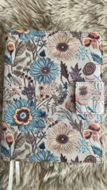 Zij Lacht Bijbel: Bijbelhoes Kunstleer met print imitatie borduurwerk Rose beige
