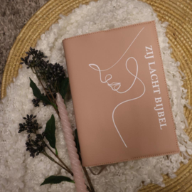 Zij Lacht Bijbel: Bijbelhoes Vegan Leather Zacht Peach incl. opdruk